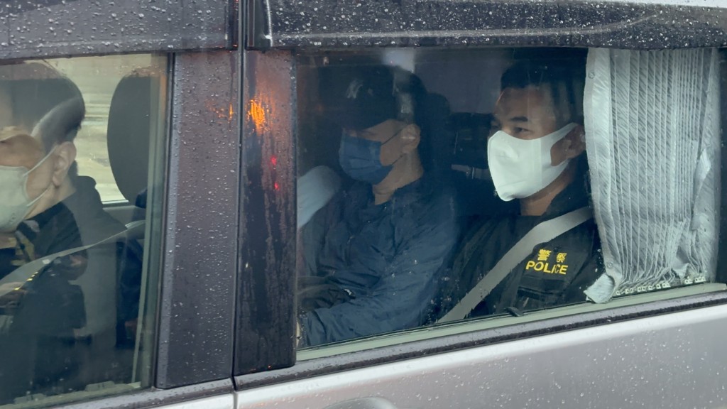 鄭敬基的表妹夫在青衣警署助查後，由警方七人車帶走。