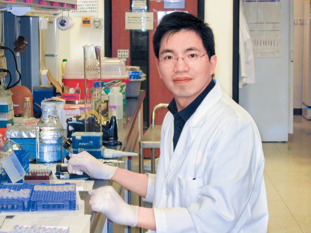 曹志成於過去三十年間一直進行不同實驗。 曹志成於過去三十年間一直進行不同實驗。