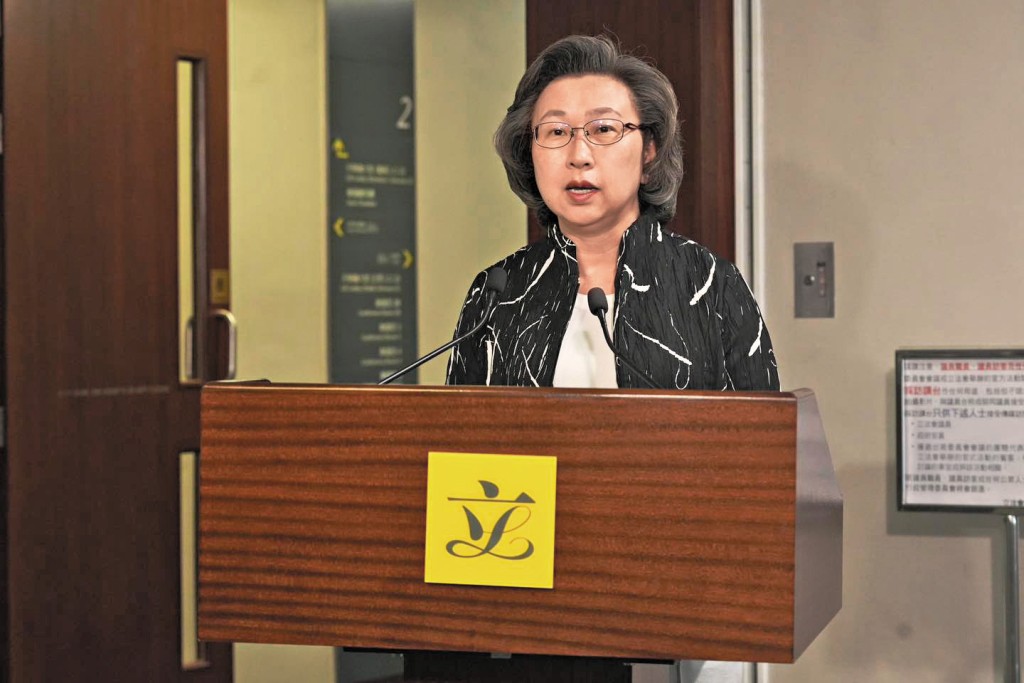 公務員事務局局長楊何蓓恩早前在立法會特別財委會表示,政府本年度會削減近五千個公務員職位,當中初級和中級公務員佔逾九成。 公務員事務局局長楊何蓓恩早前在立法會特別財委會表示,政府本年度會削減近五千個公務員職位,當中初級和中級公務員佔逾九成。