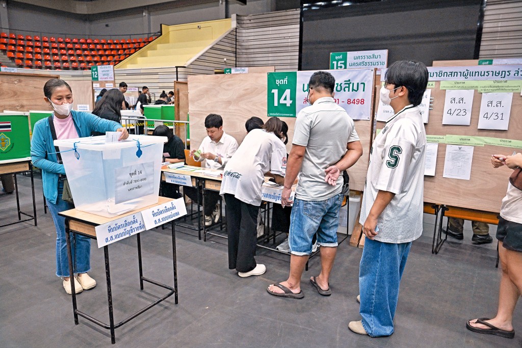 泰國在二月初舉行國會大選，結果泰自豪黨在眾議院五百席中奪得近二百席，躍升為第一大黨，但因未過半數，推行政策仍要與其他黨派支持。