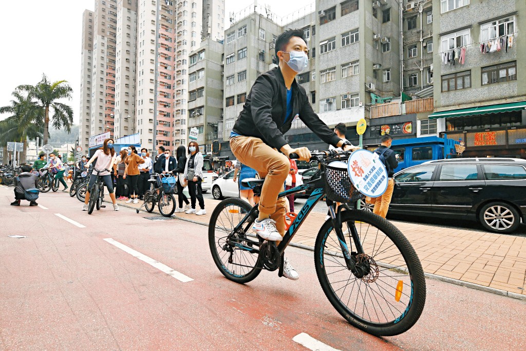 二一年三月，公民力量合辦「支持全國人大決定重回正軌單車遊」啟動禮，李梓敬騎上單車展示敏捷的身手。