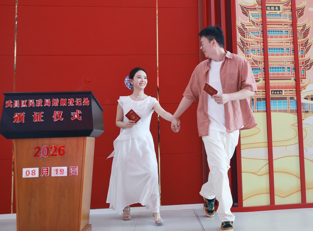 修訂後的《婚姻登記條例》，准許新人全國跨區域辦理結婚登記，帶動上萬億元的「甜蜜經濟」。