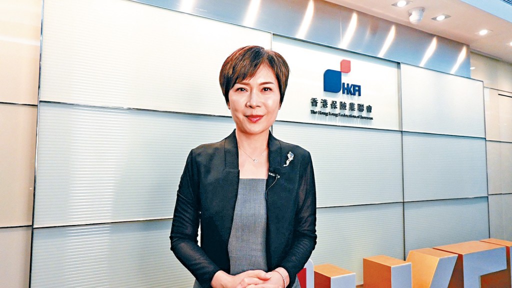 香港保險業聯會行政總監劉佩玲表示,投保前應了解保障範圍,並將保單資料交予可信賴的人,以便在發生意外時協助聯絡保險公司及申請索償。 香港保險業聯會行政總監劉佩玲表示,投保前應了解保障範圍,並將保單資料交予可信賴的人,以便在發生意外時協助聯絡保險公司及申請索償。