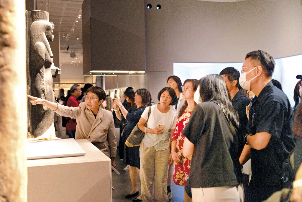 今年六月舉行的「古埃及文明大展—Sun Life永明VIP私人導賞之夜」,吸引近百名會員及其親友出席,場面熱鬧。 今年六月舉行的「古埃及文明大展—Sun Life永明VIP私人導賞之夜」,吸引近百名會員及其親友出席,場面熱鬧。