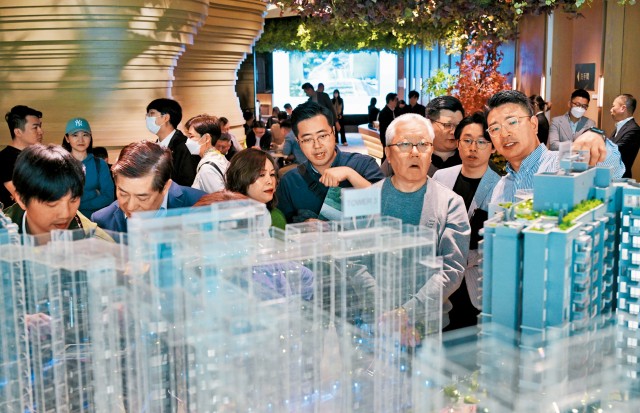 趙國雄表示,長實認為目前香港及中國內地的機會較多,有興趣此時在港擔當更主動的角色。 趙國雄表示,長實認為目前香港及中國內地的機會較多,有興趣此時在港擔當更主動的角色。