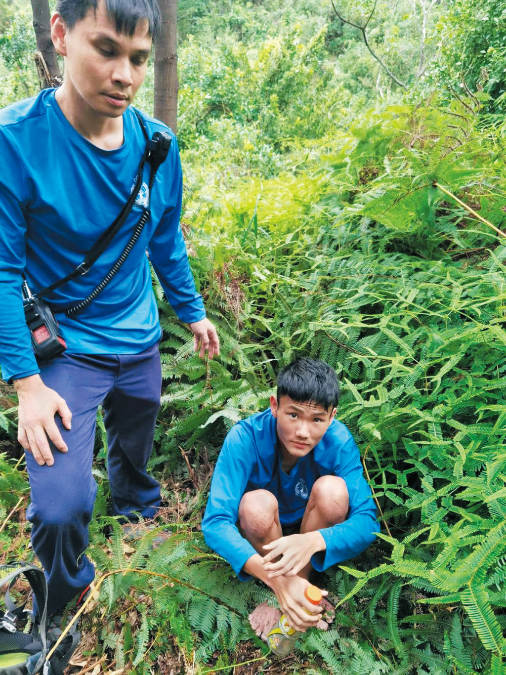 在上月成功搜救到失蹤男拔生曾憲哲後,消防處召開記者會表示過程中利用無人機拍攝山野照片,並運用AI技術分析照片,以縮小搜救範圍。 在上月成功搜救到失蹤男拔生曾憲哲後,消防處召開記者會表示過程中利用無人機拍攝山野照片,並運用AI技術分析照片,以縮小搜救範圍。