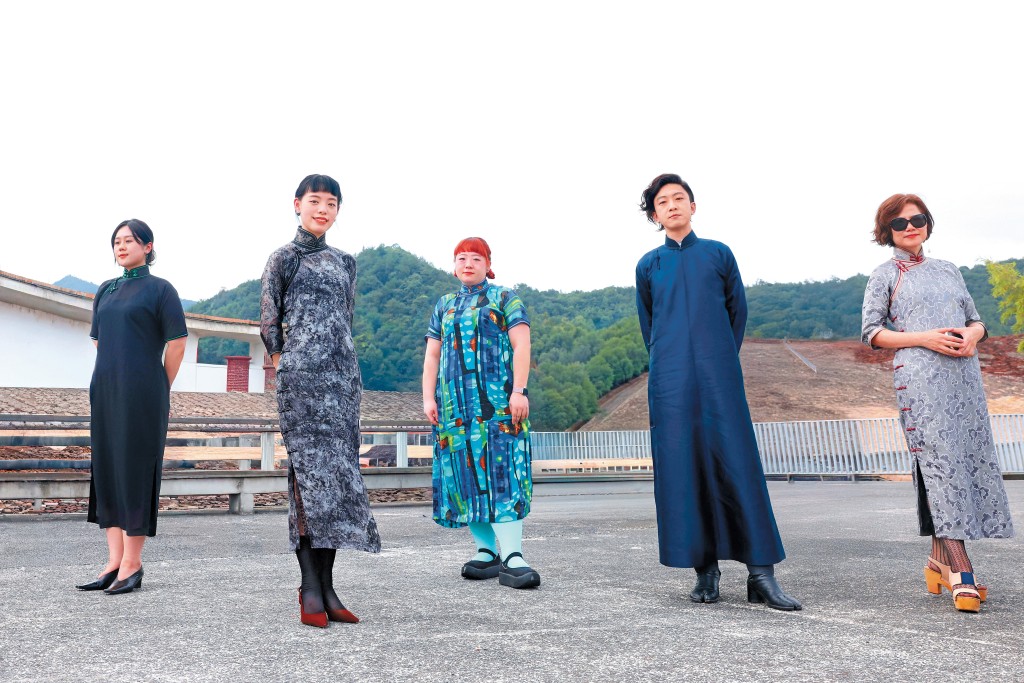 吳國禧（右二）的研究團隊不乏有心的年輕人， 參與長衫保育工作，包括 （左起）楊曉琦、鄭秋虹及蔡少琦，以及長協理事李頌詩（右一）。