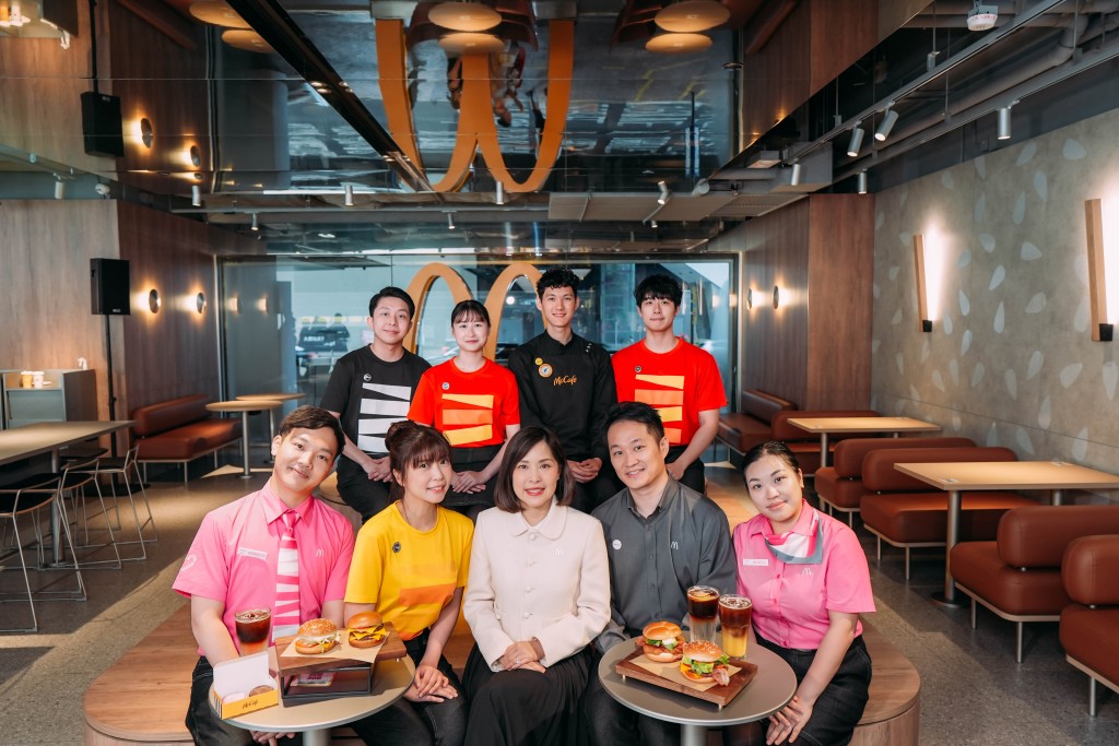 香港麥當勞行政總裁黎韋詩小姐表示,為慶祝香港麥當勞 50 週年,香港麥當勞繼續秉持『創新求變』 品牌理念,將金鐘海富麥當勞重新設計,進一步升級為 50 週年旗艦店,更特意從世界各地麥當勞搜 羅特色環球美食,呈獻『Around the World 系列』餐單。 香港麥當勞行政總裁黎韋詩小姐表示,為慶祝香港麥當勞 50 週年,香港麥當勞繼續秉持『創新求變』 品牌理念,將金鐘海富麥當勞重新設計,進一步升級為 50 週年旗艦店,更特意從世界各地麥當勞搜 羅特色環球美食,呈獻『Around the World 系列』餐單。