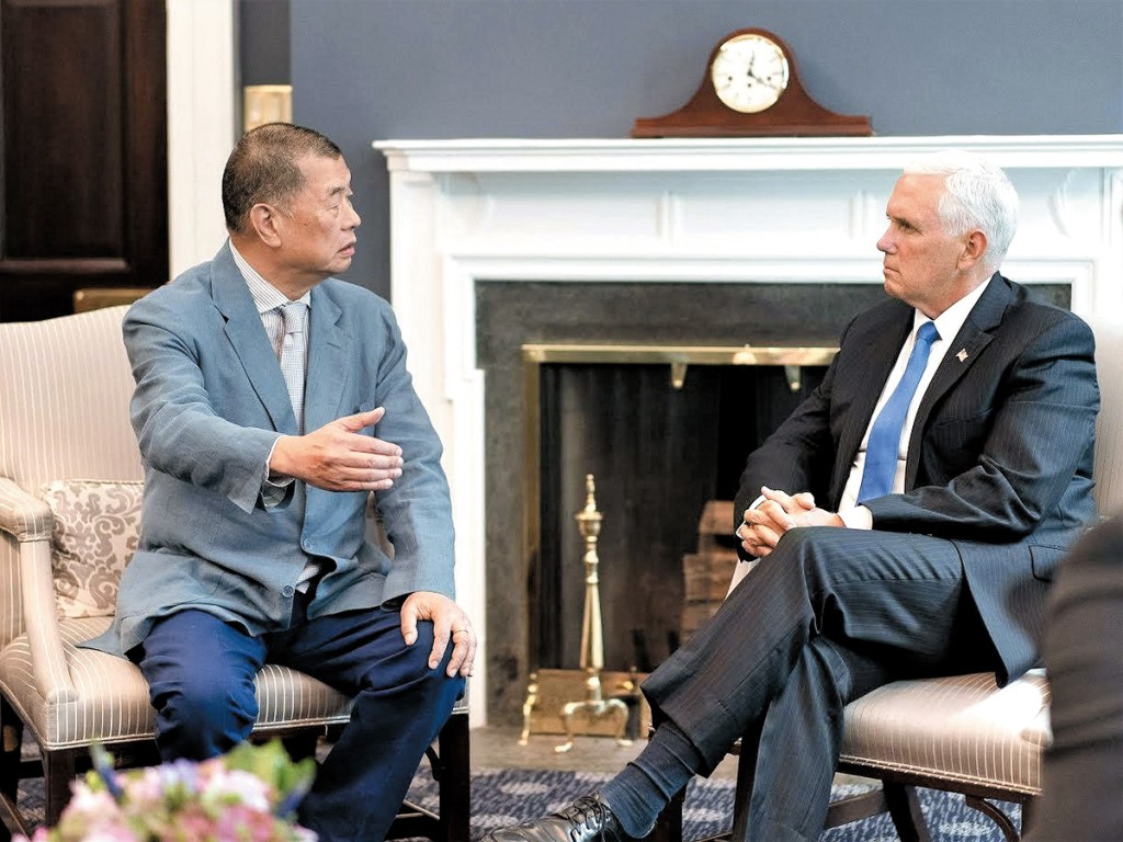 黎智英在庭上承認與多名美英政客有密切往來，包括時任美國副總統彭斯（右）。