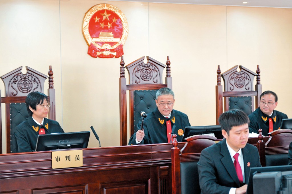 要成為法官必須通過法律職業資格考試。 要成為法官必須通過法律職業資格考試。