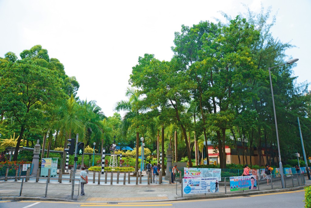 卑路乍灣公園去年國慶期間原來有掛國旗及區旗慶祝。