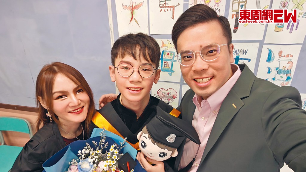 梁文廣(右)趁兒子小學畢業,提早慶祝父親節。
