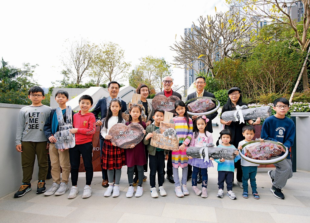 如心園以「教育與娛樂」為主題，陳麗喬（後排右一）將木化石變成一個雅俗共賞的地方，獲華懋集團執行董事兼行政總裁蔡宏興（後排中）讚賞。