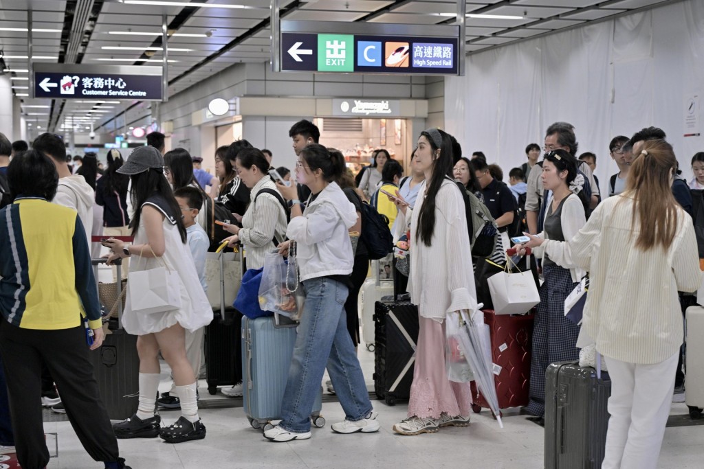 業界亦觀察到越來越多外國旅客選擇經由北京、上海等內地樞紐城市轉機或乘坐高鐵來港。 業界亦觀察到越來越多外國旅客選擇經由北京、上海等內地樞紐城市轉機或乘坐高鐵來港。