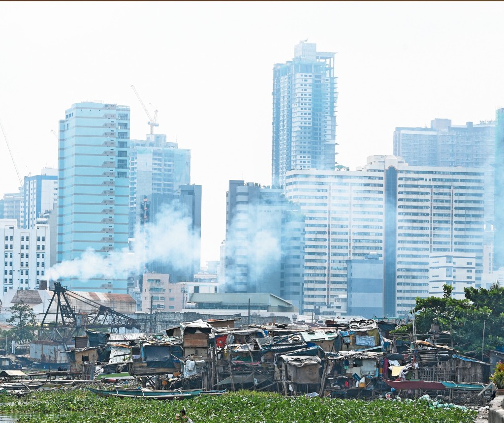高廈林立的馬尼拉大都會,另一面卻是殘破不堪、衞生極差的木屋貧民窟,形成巨大對比。 高廈林立的馬尼拉大都會,另一面卻是殘破不堪、衞生極差的木屋貧民窟,形成巨大對比。
