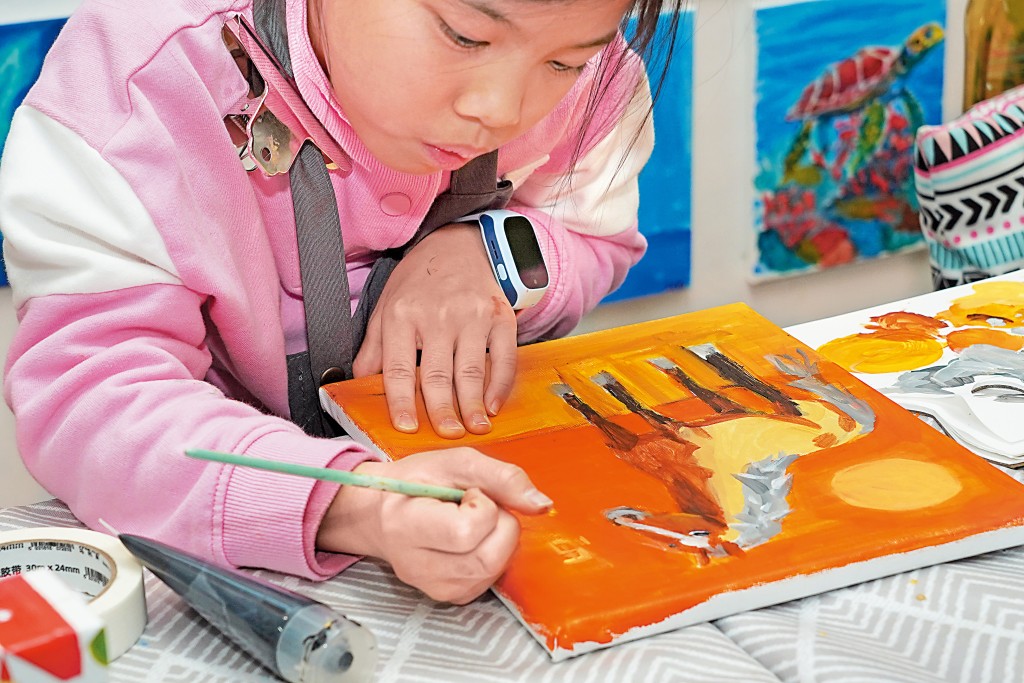 在畫作上寫上賀年祝福語，平時所學的中文詞彙大派用場。