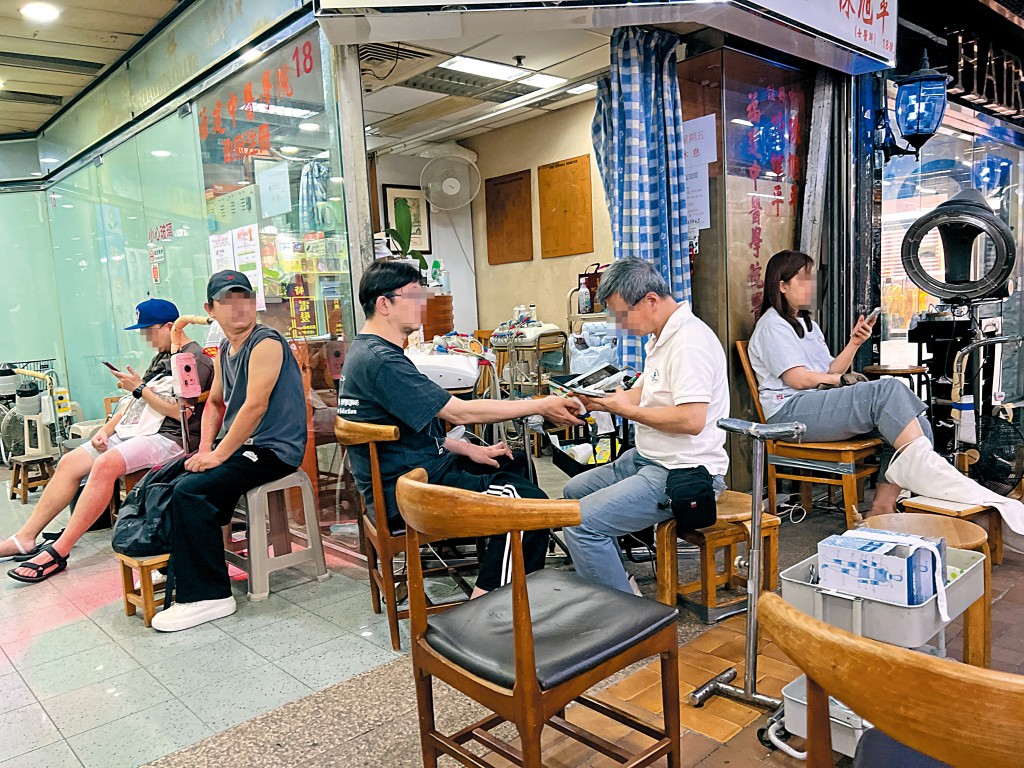 跌打店醫師將商場走廊當作治療室醫治患者。