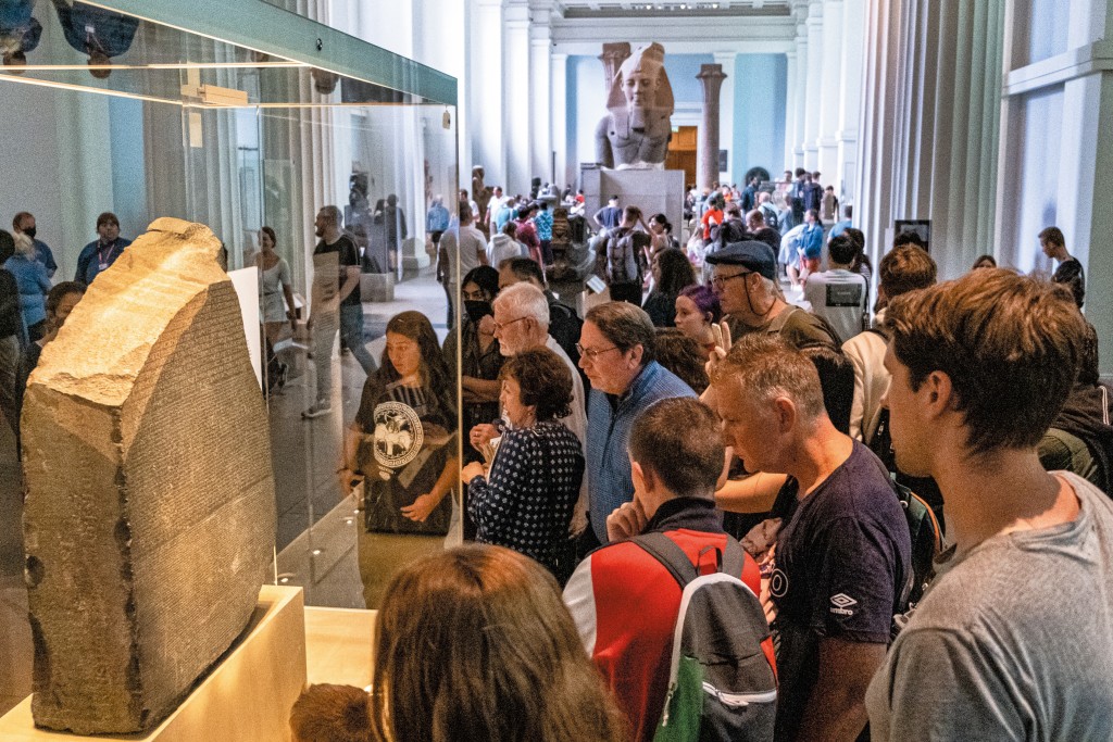 羅塞塔石碑被英國作為戰利品從法國人手中掠走後,成為大英博物館鎮館之寶,每年吸引數百萬遊客到訪。 羅塞塔石碑被英國作為戰利品從法國人手中掠走後,成為大英博物館鎮館之寶,每年吸引數百萬遊客到訪。