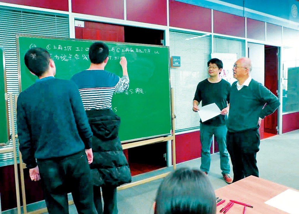 丘成桐(右)在清華大學致力培育科學人才,經常與學生一起研究數理。 丘成桐(右)在清華大學致力培育科學人才,經常與學生一起研究數理。