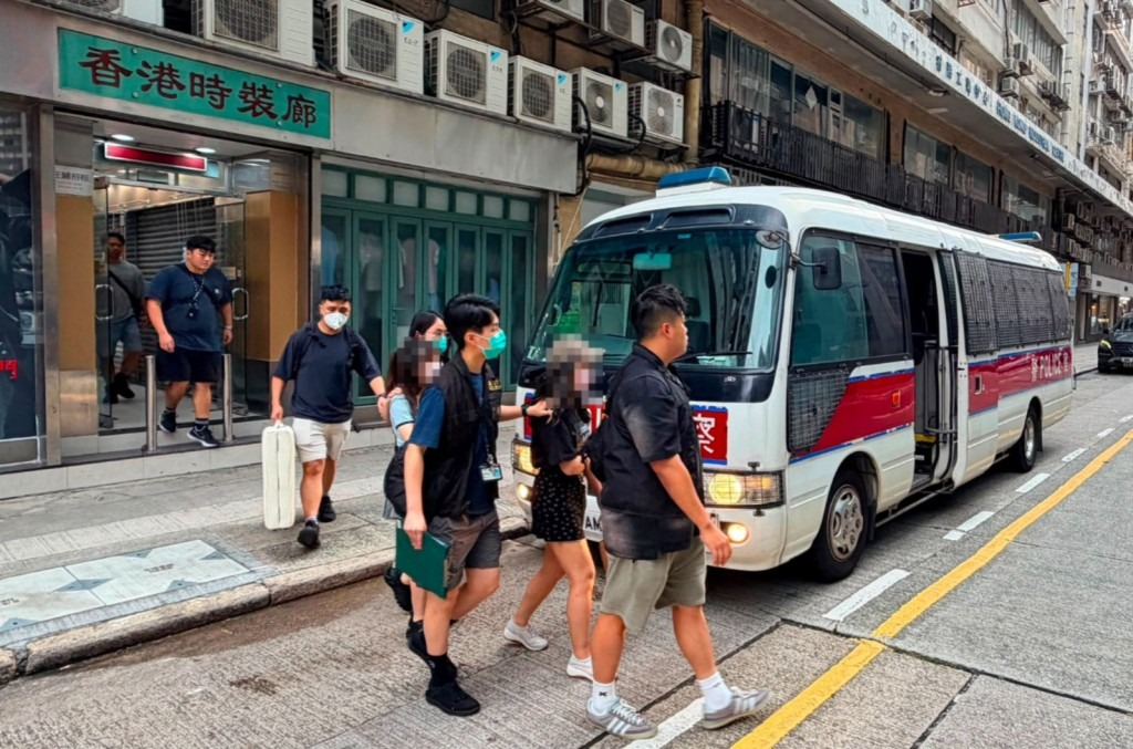 兩名本地女子，涉嫌「經營無牌按摩院」及「協助管理無牌按摩院」被捕。