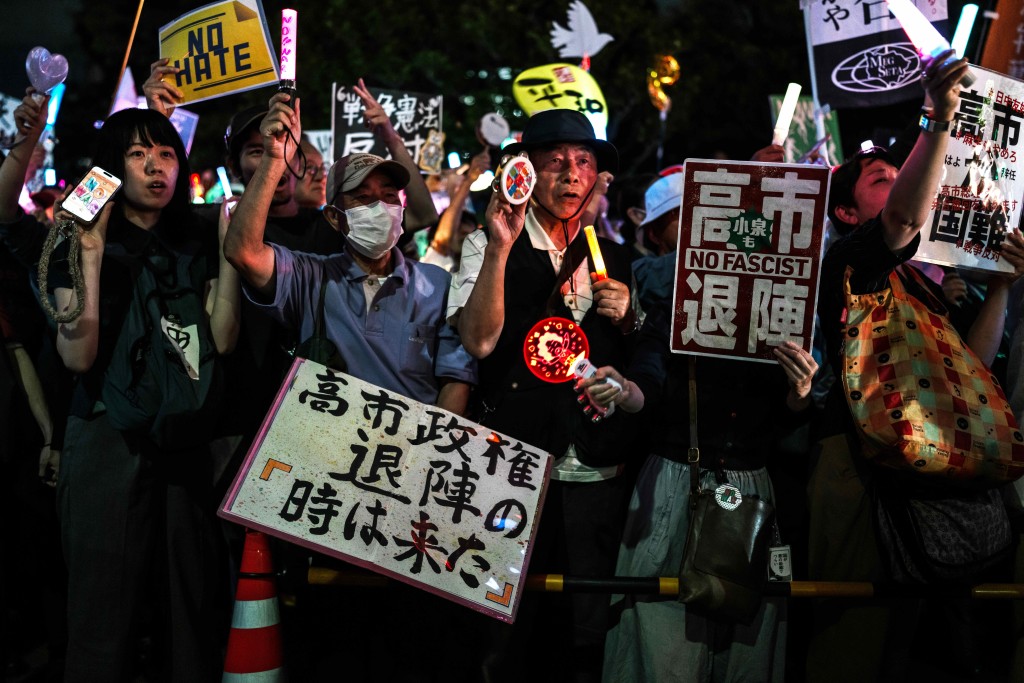 高市早苗政府無論是企圖修改憲法、解除對自衛隊的限制，以及修改《皇室典範》都引起民眾反感。