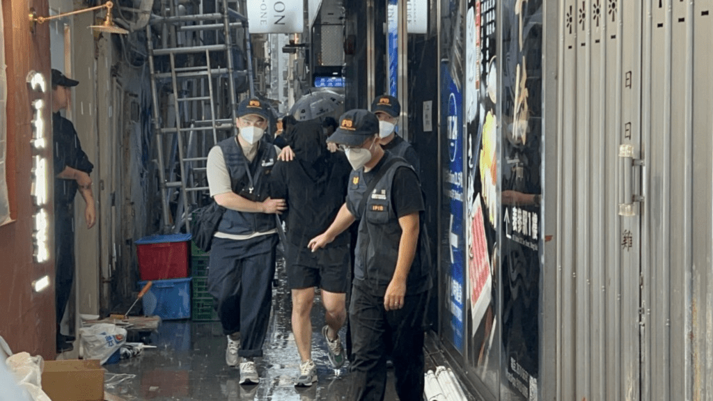 海關拘捕兩名健身中心職員。曾志恆攝