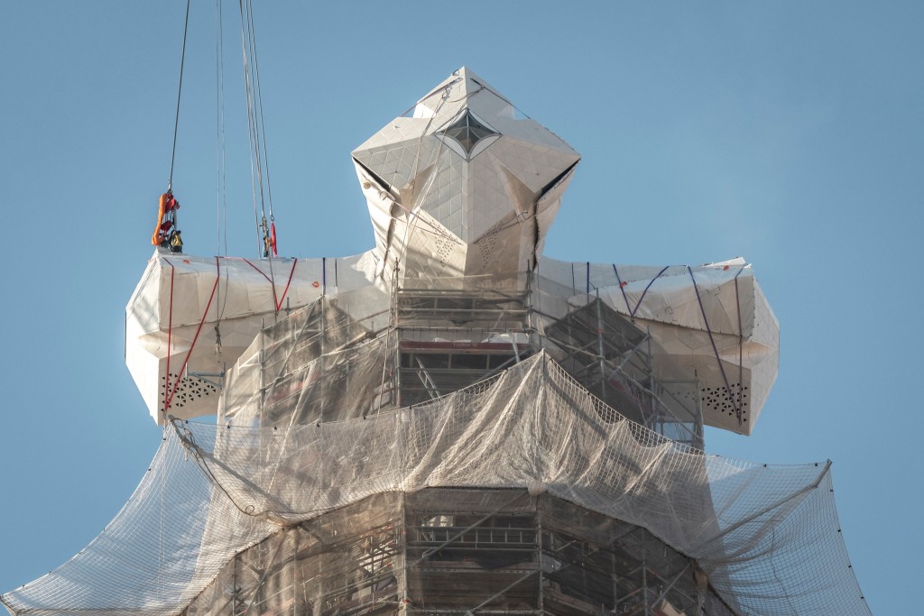 耶穌主塔十字架的四支水平臂已完成安裝，最後尚待安裝的是十字架的上臂。