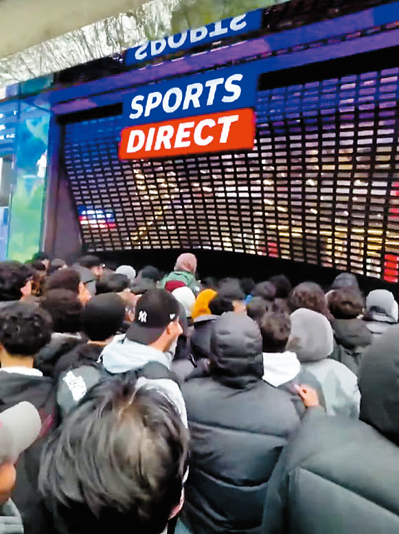 瘋狂的民眾推開店舖的鐵閘，入內搶劫。