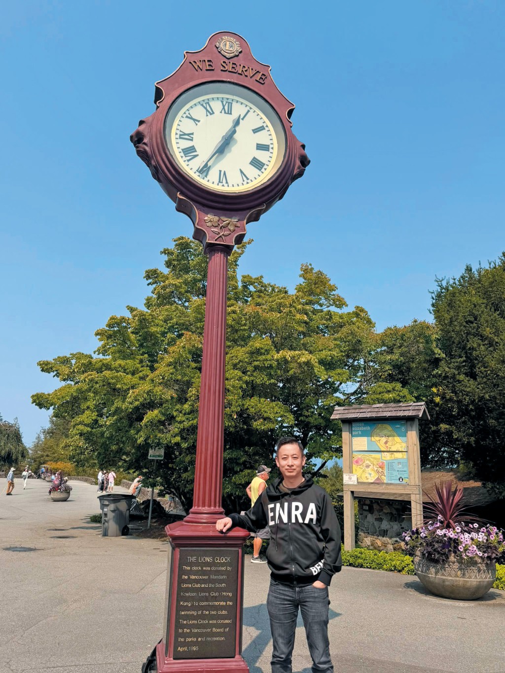 何國光早前於加拿大溫哥華伊利沙伯王后公園的「獅子鐘」前留影。