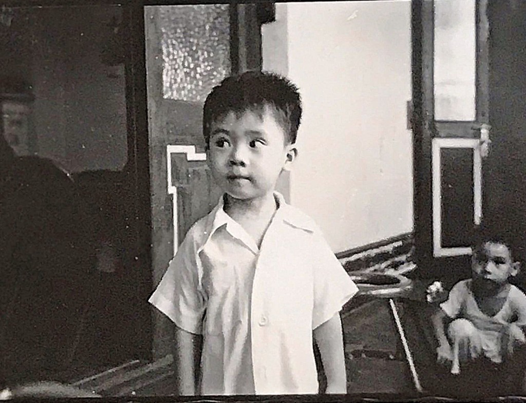李本瀅的祖父早年做茶葉生意，相中可見堅尼地道的家門造工十分講究。李本瀅有六兄弟妹，圖後是他的三哥。