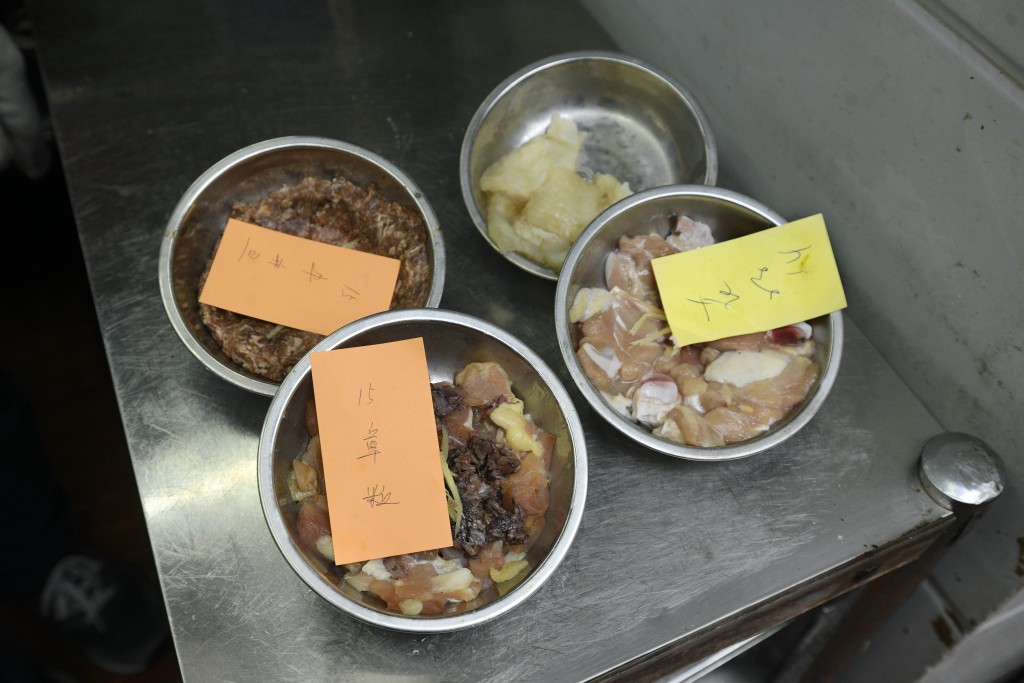 西廚可能只是調汁、食材新鮮就搞定，中廚不是，又要切又要醃，對着火爐十幾個小時