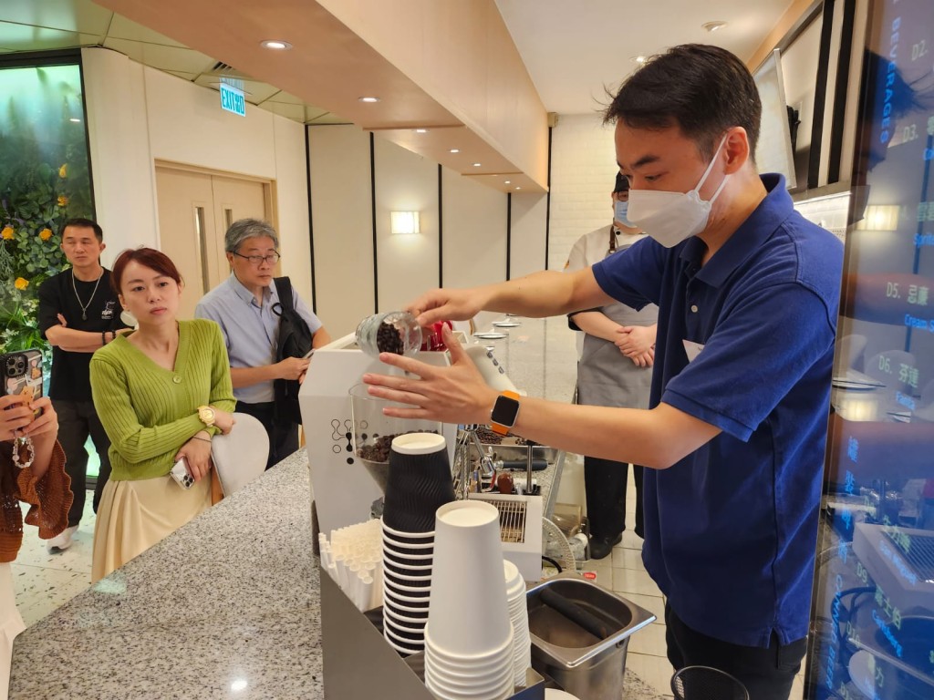 「鐵板咖啡」一杯售價三十元至四十元。