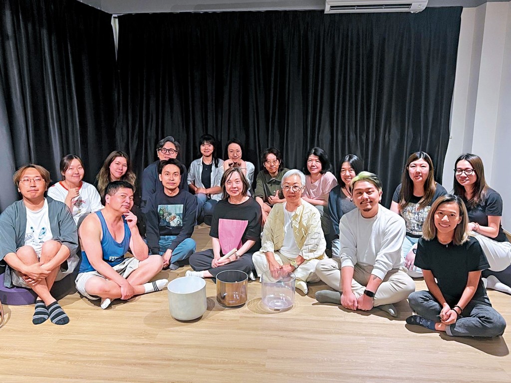 Ella(前右四)會以頌缽給人作放鬆、治療,身邊的拍檔Gaffer(前左一)和Owen(前左二)都大讚有效。 Ella(前右四)會以頌缽給人作放鬆、治療,身邊的拍檔Gaffer(前左一)和Owen(前左二)都大讚有效。
