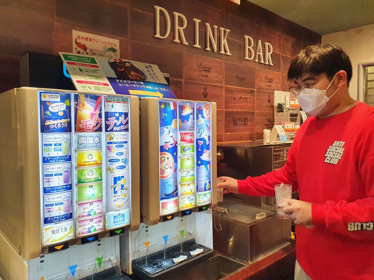 薩莉亞主菜價格維持在二百至三百日圓之間,任飲自助飲品區也只需二百日圓。 薩莉亞主菜價格維持在二百至三百日圓之間,任飲自助飲品區也只需二百日圓。