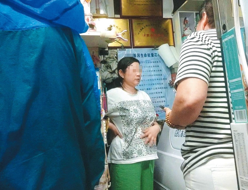 一名街坊（中）已購套票望可躺艙減肥。