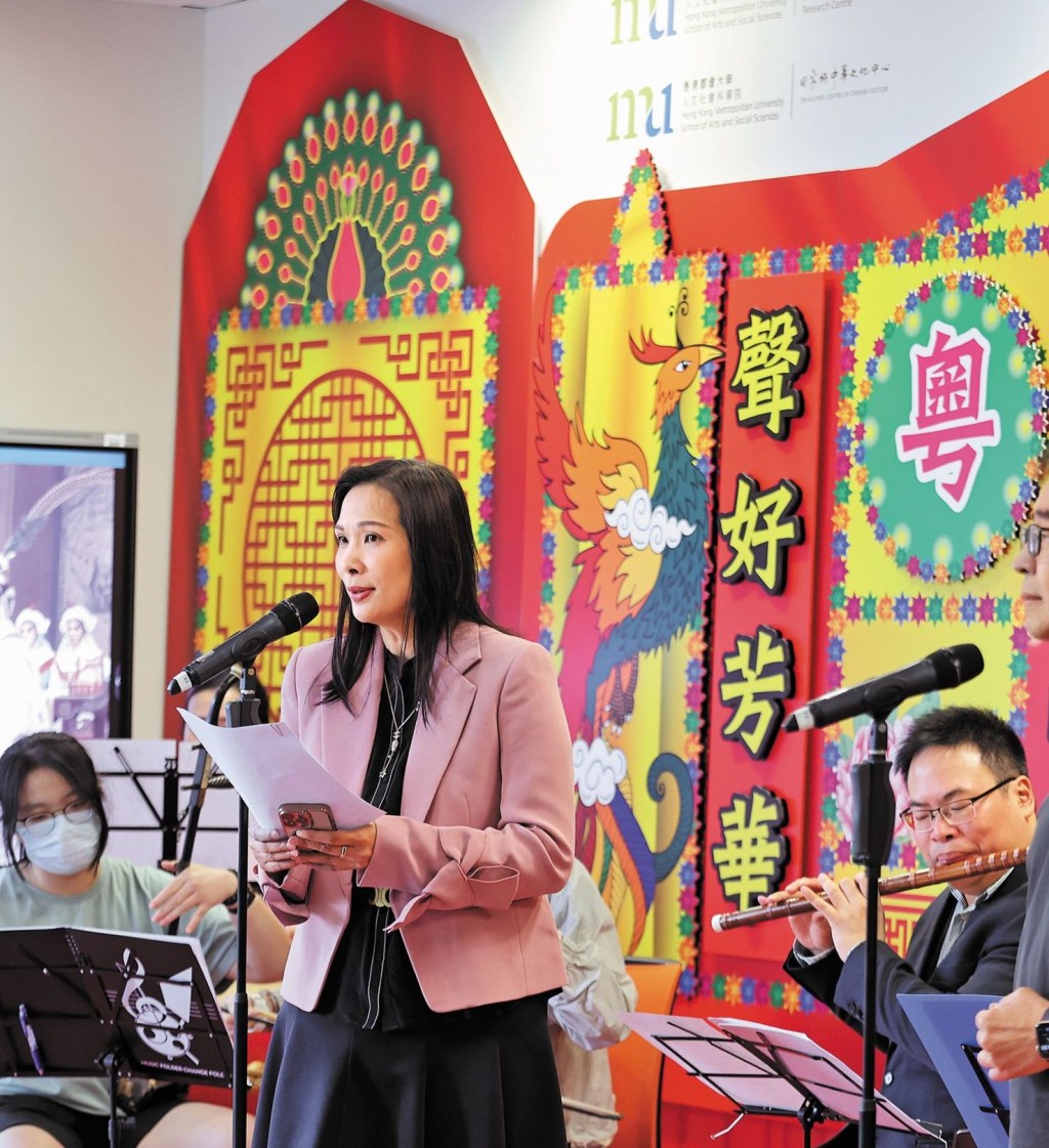 訪問當日，陳家愉正在練曲，為之後的表演作準備。