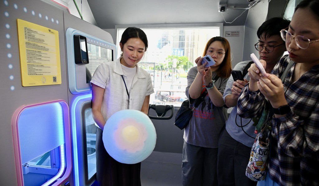 發展局「灣仔海濱首個潮流輕食飲品智能售賣點」試業