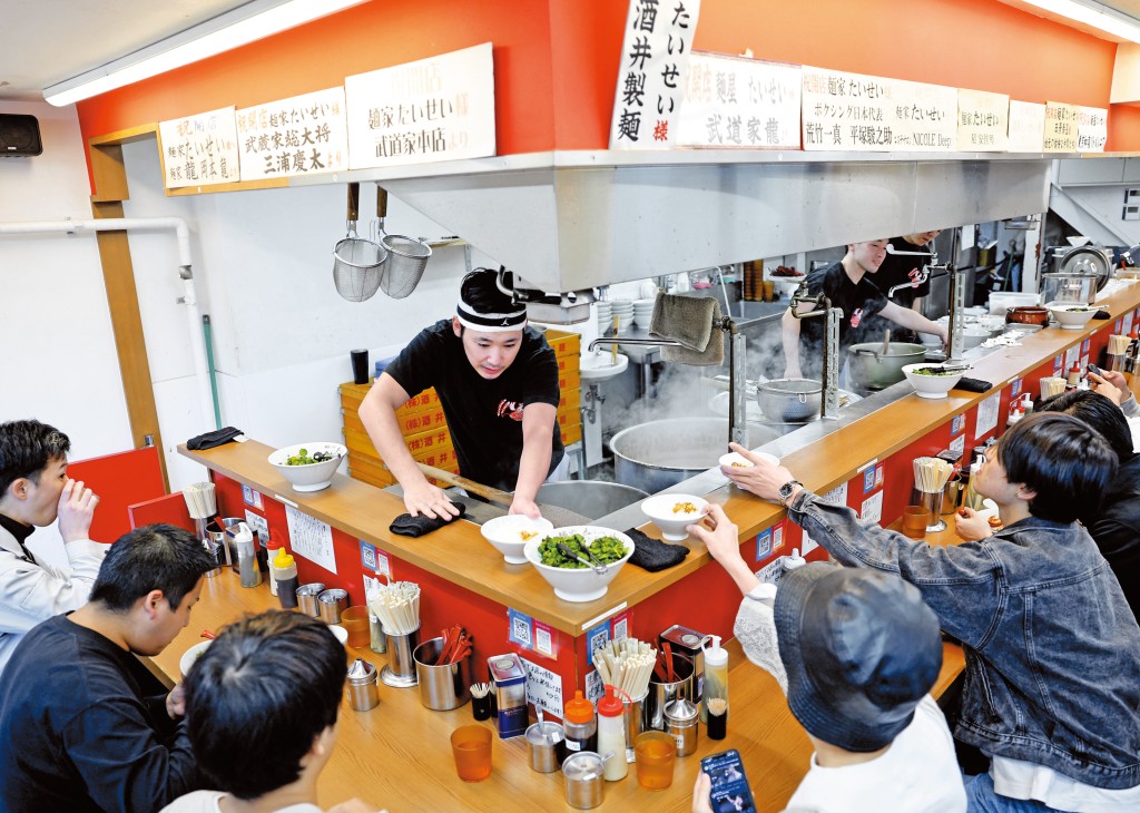 日圓貶值約五年半時間,加上進口小麥價格高漲,因成本轉嫁困難與請人難,今年上半年全日本已傳出多間拉麵店結業潮。 日圓貶值約五年半時間,加上進口小麥價格高漲,因成本轉嫁困難與請人難,今年上半年全日本已傳出多間拉麵店結業潮。
