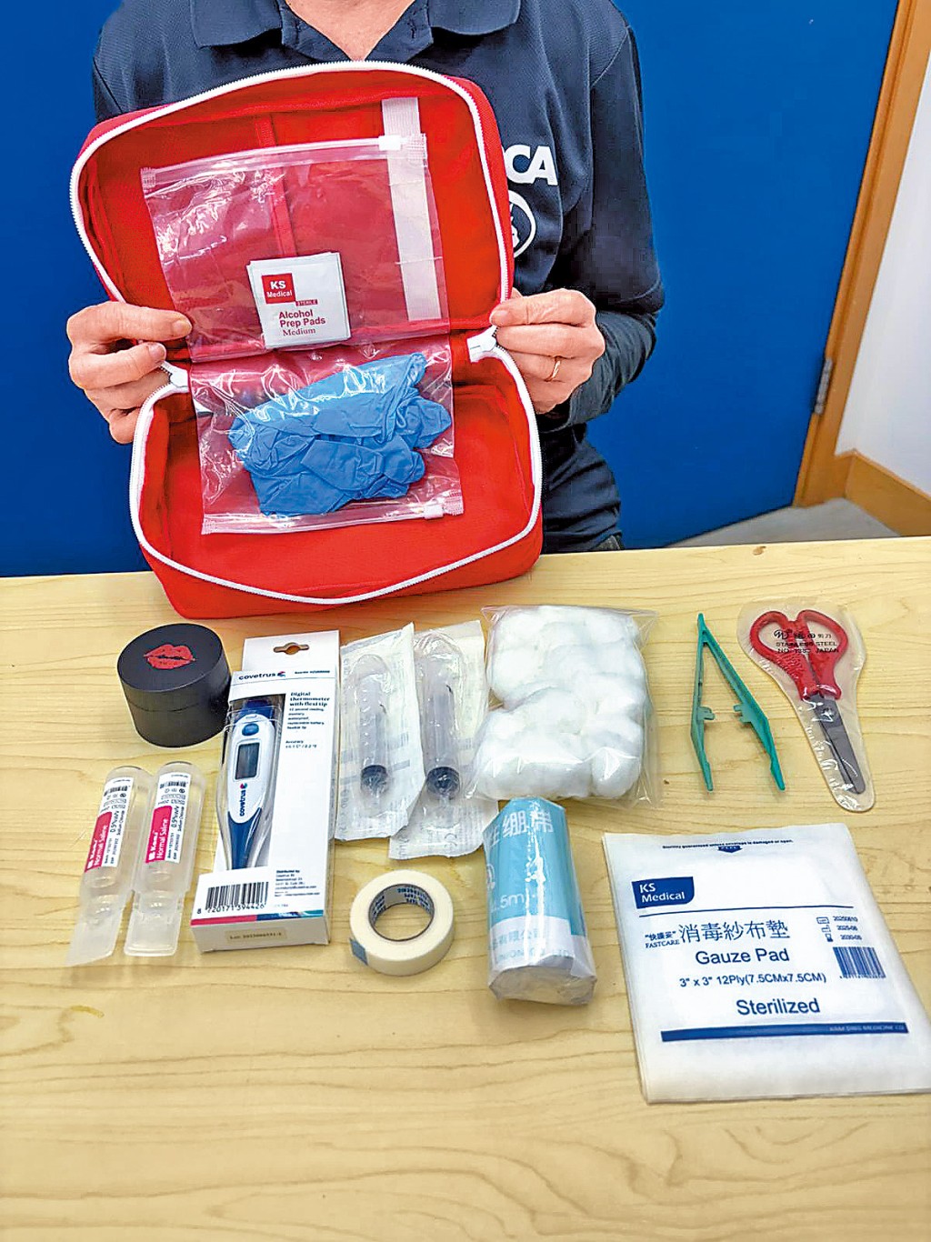 應預先準備好急救包。 應預先準備好急救包。