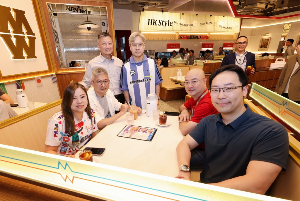 文化體育及旅遊局局長羅淑佩與球迷一同投入這場足球盛宴。 文化體育及旅遊局局長羅淑佩與球迷一同投入這場足球盛宴。