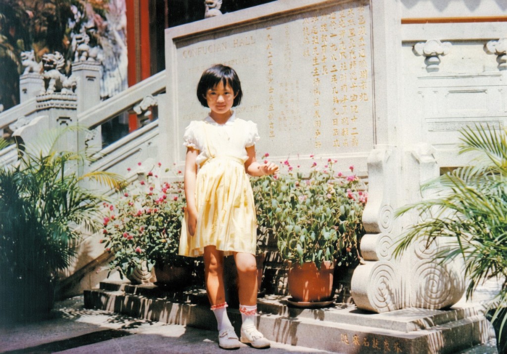 鄭曉蔚於一九八四年從福建移居香港，當時連廣東話都不懂的她，經常因為欠交功課而被老師罰企。