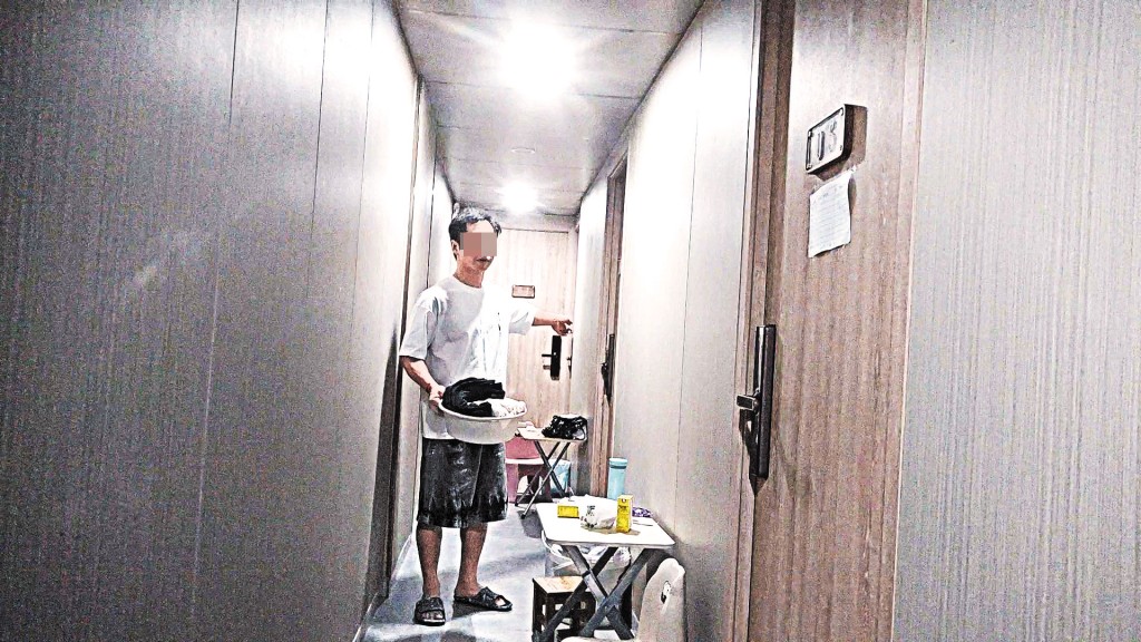 油麻地上海街的外勞宿舍，通道狹窄，測量師謝志堅指存在消防隱患及走火逃生風險。