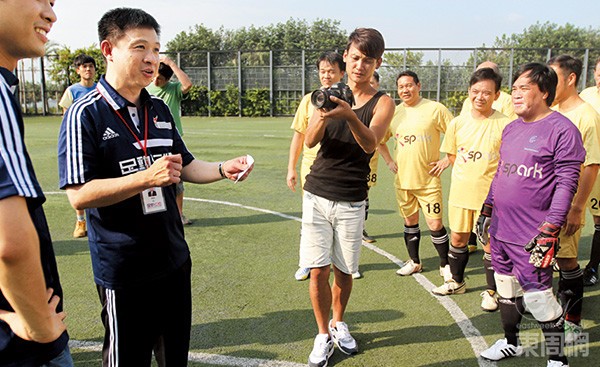 二○一四年協助籌辦「香港慈善足球邀請賽」，當時為六十五個社福團體籌得一千三百萬元。