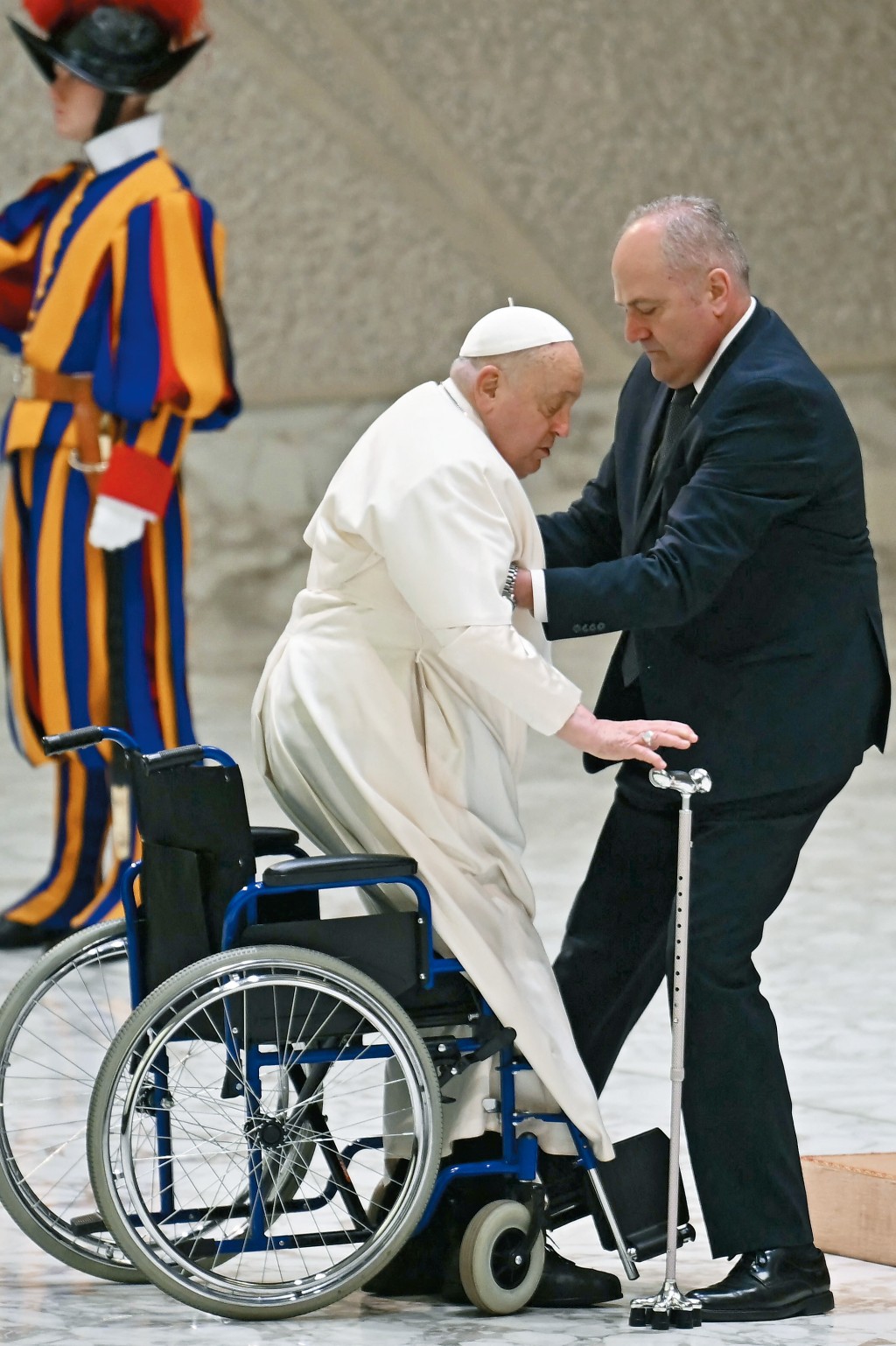 教宗方濟各近年來身體狀況每況愈下,今次確診雙側肺炎,又曾切除部分肺部,情況令人擔憂。 教宗方濟各近年來身體狀況每況愈下,今次確診雙側肺炎,又曾切除部分肺部,情況令人擔憂。