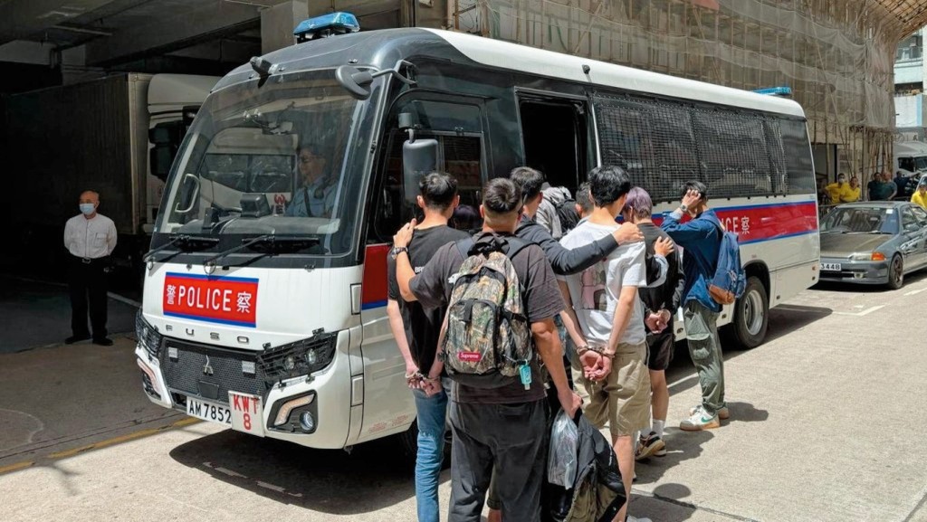 警方今年四月在葵青兩個工廈單位,搗破兩個外圍賭博網站的香港團夥。 警方今年四月在葵青兩個工廈單位,搗破兩個外圍賭博網站的香港團夥。