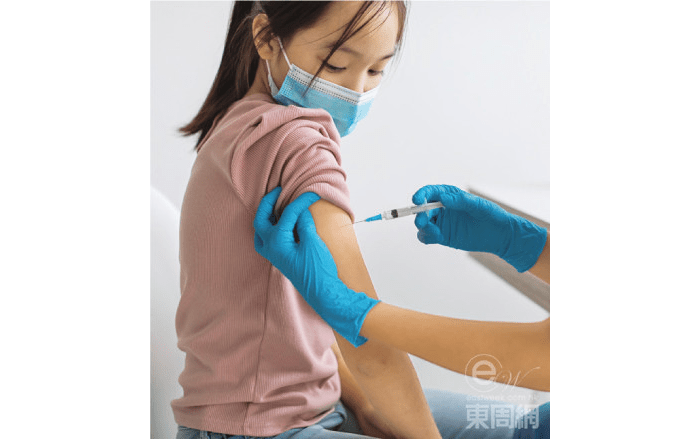 政府早前已降低「疫苗通行證」的適用年齡到五至十一歲兒童，周醫生建議小朋友於接種疫苗前可考慮服用含青春雙歧桿菌的益生菌補充劑。