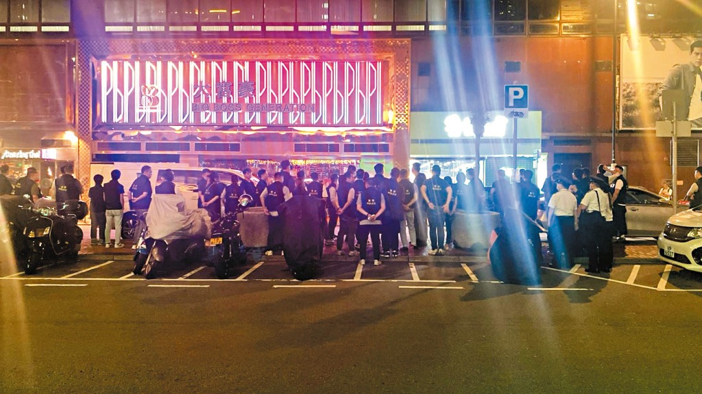 警方O記及西九反黑組等動員逾百人,在BBG開幕當晚突擊「查牌」。 警方O記及西九反黑組等動員逾百人,在BBG開幕當晚突擊「查牌」。