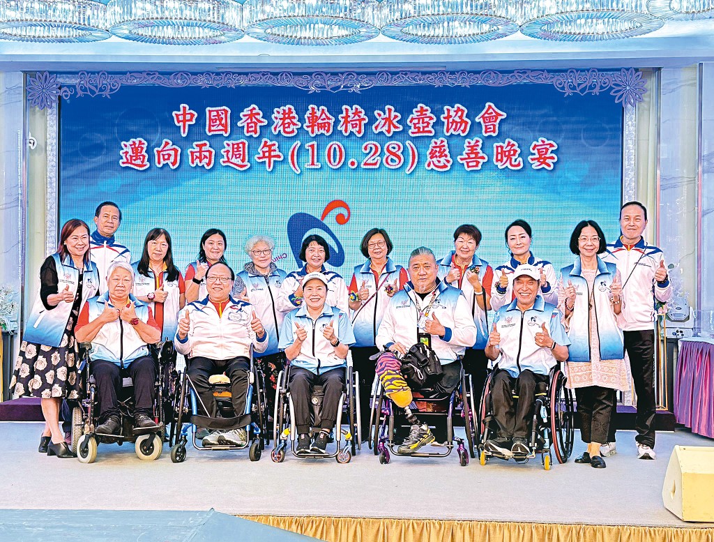 協會前年會慶晚宴上，林耀國、外務會長仇健明（前排左二）與主禮嘉賓及義工合照留念。