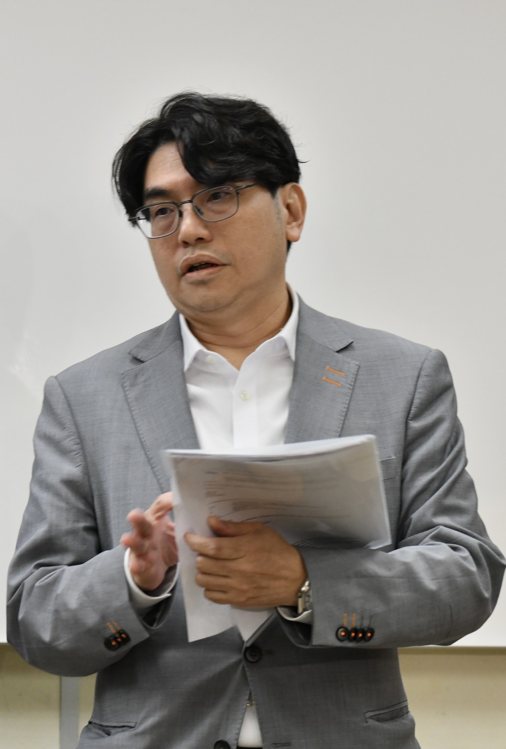 黃恩諾在處理今次食水黑點事件上,其食水安全論引起市民不滿 黃恩諾在處理今次食水黑點事件上,其食水安全論引起市民不滿