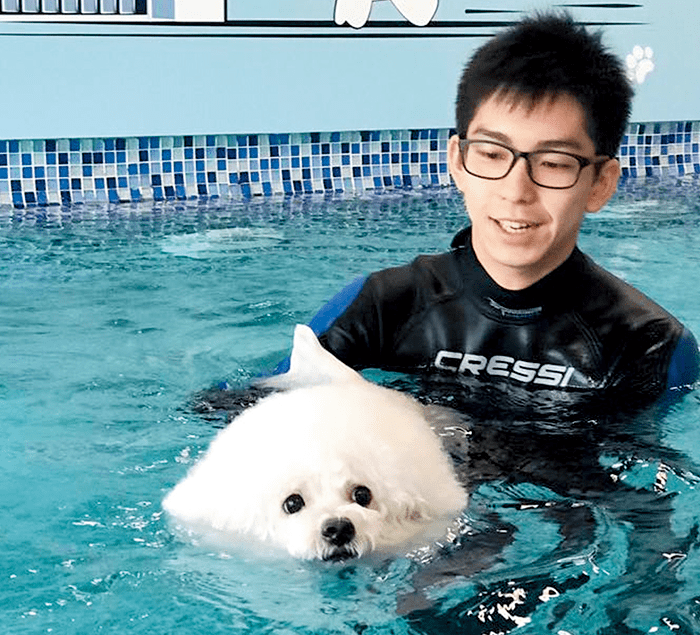  部分狗狗泳池不允許家長陪同下水，但場內有職員陪同狗狗游泳，家長預約時要詢問清楚。